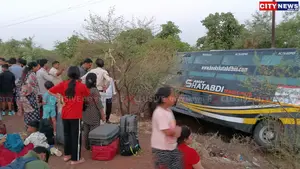 गुना बायपास के पास खाई में गिरी स्लीपर बस, 5 घायल