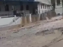 सूरत में भारी बारिश के कारण जलमग्न इलाके करंट से तीन लोगों की मौत दक्षिण गुजरात में भारी वर्षा का अलर्ट जारी