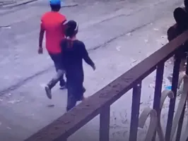 बंगाल में बारूईपुर गैंगरेप हत्या मामले में मुख्य आरोपियों की गिरफ्तारी से जुड़ी बड़ी खबर पुलिस ने तीन संदिग्धों को पकड़ा है जिनमें से एक मुख्य आरोपी है यह घटना बारूईपुर की है जहां एक जिंदा बच्ची को तालाब में फेंक दिया गया था पोस्टमॉर्टम रिपोर्ट में दावा किया गया है कि बच्ची के फेफड़ों और पेट में पानी मिला है जिससे उसकी मौत हुई पुलिस इस मामले की गहराई से जांच कर रही है और जल्द ही और भी खुलासे हो सकते हैं इस घटना ने पूरे इलाके में दहशत फैला दी है और लोग दोषियों को कड़ी सजा की मांग कर रहे हैं