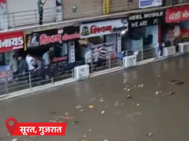 सूरत और जम्मू कश्मीर में आपदा ने मचाई तबाही भारी बारिश से सूरत का मार्केट बेसमेंट डूबा और कारें बह गईं डोडा में बादल फटने से बाढ़ आई और पहाड़ से गिरे पत्थर और मिट्टी से घर और दुकानें बर्बाद हो गईं आपदा के कारण जनजीवन अस्त व्यस्त प्रशासन राहत कार्य में जुटा