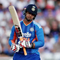 भारत बनाम इंग्लैंड मैच में भारत को मिली हार बल्लेबाजी में नाकामी और सूर्यवंशी के प्रदर्शन पर सवाल उठे इंग्लैंड विजयी