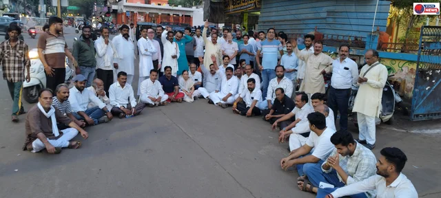 कांग्रेस का उग्र प्रदर्शन हनुमान चौराहे पर नीट पेपर लीक और लाठीचार्ज के विरोध में प्रदर्शन