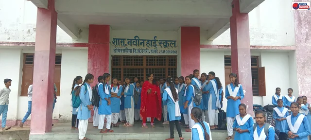 औचक निरीक्षण में बंद मिला स्कूल का गेट, बाहर खड़े मिले छात्राएं तहसीलदार वर्षा दुबे ने प्राचार्य को थमाया नोटिस
