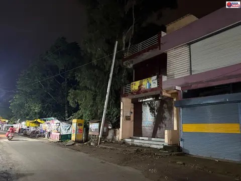 एक माह में ही टेढ़ा हुआ नया बिजली का खंभा, बिजली विभाग की लापरवाही से मंडरा रहा हादसे का खतरा