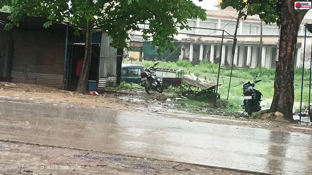 बारिश की बूंदें शुरू होते ही बिजली गुल, बादलों और बिजली विभाग की आंख मिचौली से जनता परेशान।