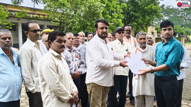 नगरकोट के खसरा नंबर 324 में नपा के कचरा डंपिंग का विरोध: ग्रामीणों ने SDM के नाम तहसीलदार कों सौंपा ज्ञापन