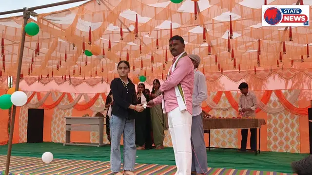 आशनी यादव को सातवां स्थान मिलने पर ग्राम पंचायत ने किया सम्मानित