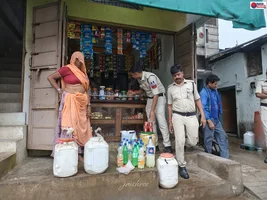 जहरीली शराब के खतरे के बीच अलीराजपुर में आबकारी-पुलिस का शिकंजा, 7 प्रकरण दर्ज
नानपुर, अजंदा और खरपाई में तड़के दबिश; 172 बल्क लीटर अवैध मदिरा और 200 किलो महुआ लहान जब्त, निर्माण सामग्री नष्ट
