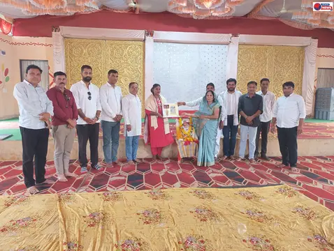 पत्रकारिता के आधार स्तंभ को किया नमन साहस की मिसाल का किया सम्मान  