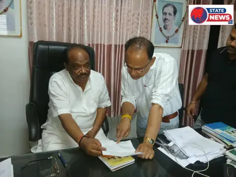 लिपिक संघ ने केंद्रीय राज्यमंत्री दुर्गादास उइके को सौंपा ज्ञापन