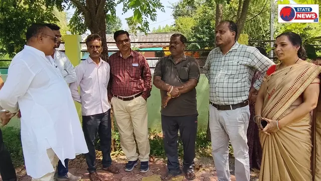वार्ड क्रमांक 11 में ग्रीन स्पेस पार्क जिसकी लागत 33 लाख 80 हजार रुपए से बने गार्डन का निरीक्षण करने आई नगर पालिका उपाध्यक्ष ने देखा गार्डन 