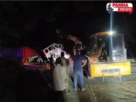 पन्ना जिले में नेशनल हाईवे पर पलटा गिट्टी भरा भारी ट्रक