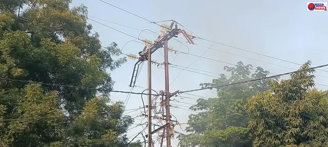 नेपानगर में पेट्रोल पंप के सामने स्टेडियम ग्राउंड पर लगे बिजली के हाईटेंशन खंबे में अचानक तेज चिंगारियां निकलने लगी । 10 मिनट तक चिंगारियां 