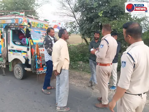 सड़क हादसे रोकने पुलिस का वाहन चेकिंग अभियान, 77 चालान काटे