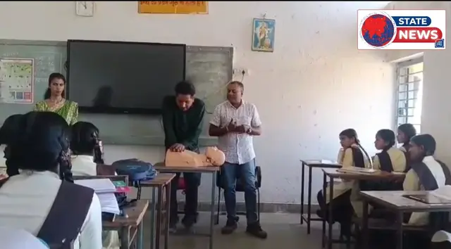 शासकीय उत्कृष्ट उच्चतर माध्यमिक विद्यालय मोहगांव मे इमरजेंसी मे मरीज को CPR देने का प्रदर्शन बताया गया 