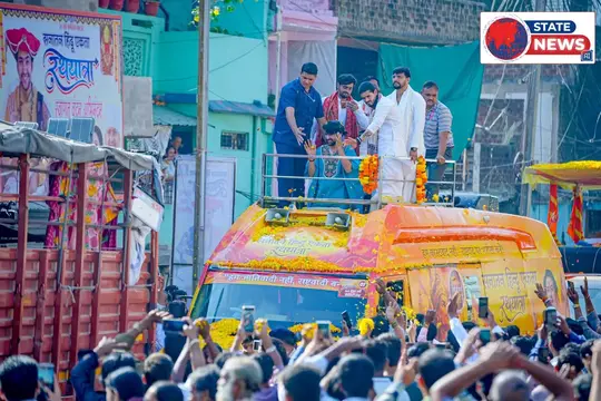 *टीकमगढ़ में धीरेंद्र शास्त्री का दिव्य दरबार: बेटियों को दी नसीहत, गरबा पंडालों में वराह प्रतिमा लगाने का दिया सुझाव*  *टीकमगढ़।* सनातन हिं