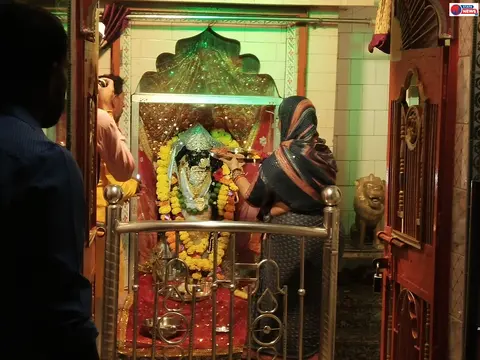 मालथौन प्राचीन किले में मां काली को 56 भोग अर्पित किए