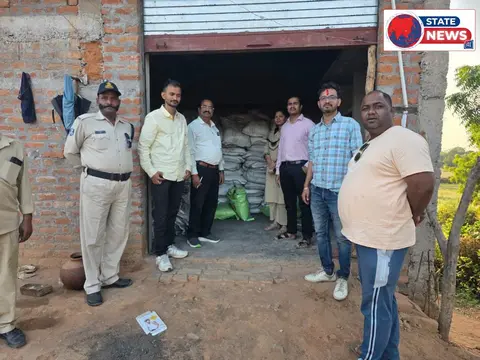 *बल्देवगढ़ के कैलपुरा में अवैध उर्वरक भंडारण पर प्रशासन की छापामार कार्यवाही में 320 बोरी खाद जब्त*  *टीकमगढ़। (रिपोर्ट जमील खान) बल्देवगढ़ 