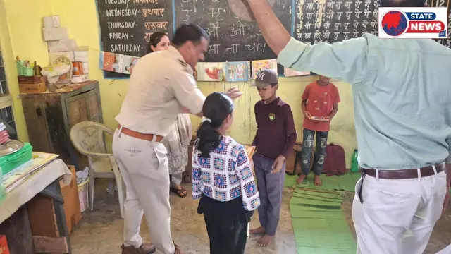 खाकी का मानवीय चेहरा! थाना प्रभारी कपिल लक्ष्यकार ने 55 बच्चों को बांटी शैक्षणिक सामग्री