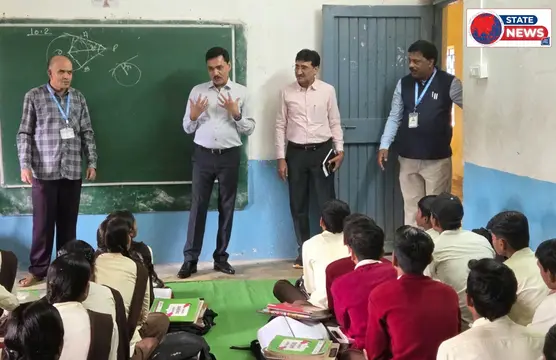 🔴 शिक्षा की नब्ज टटोलने सांदीपनि विद्यालय पहुंचे संभागायुक्त, विद्यार्थियों से पूछे...